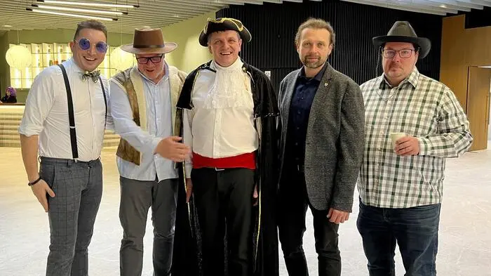Mit einer lustigen Polonaise eröffneten Prinzessinnen, Hexen, Tiger, Schlümpfe und Piraten den Kindermaskenball der VP-Frauen Fürstenfeld.
