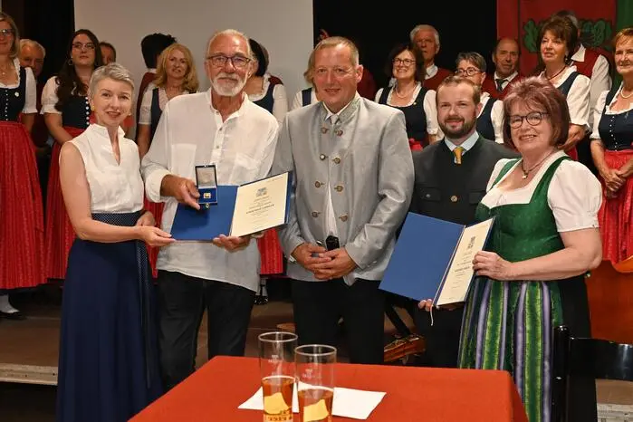 Für außergewöhnliche Leistungen überreichte die Landeshauptmann-Stellvertreterin Gaby Schaunig den Kärntner Lorbeer für ehrenamtliche Tätigkeit an Dieter Hölbling-Gauster in Gold mit Brillanten (40 Jahre) und an Ilse Storfer-Schmied.
