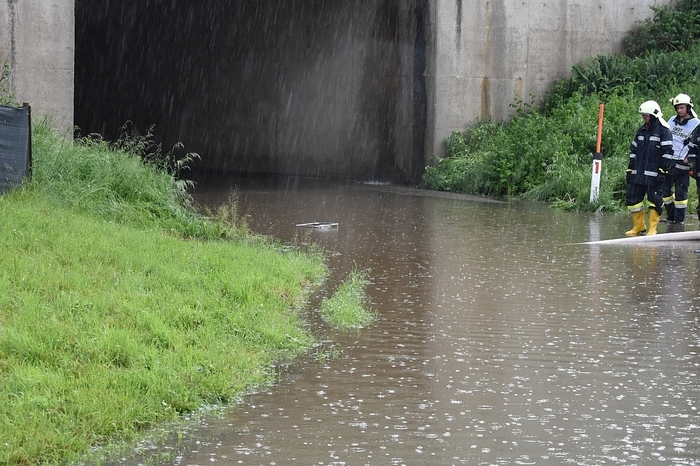Zahlreiche Straßen wurden überflutet, Keller standen unter Wasser und kleine Rinnsale wurden zu reißenden Bächen.