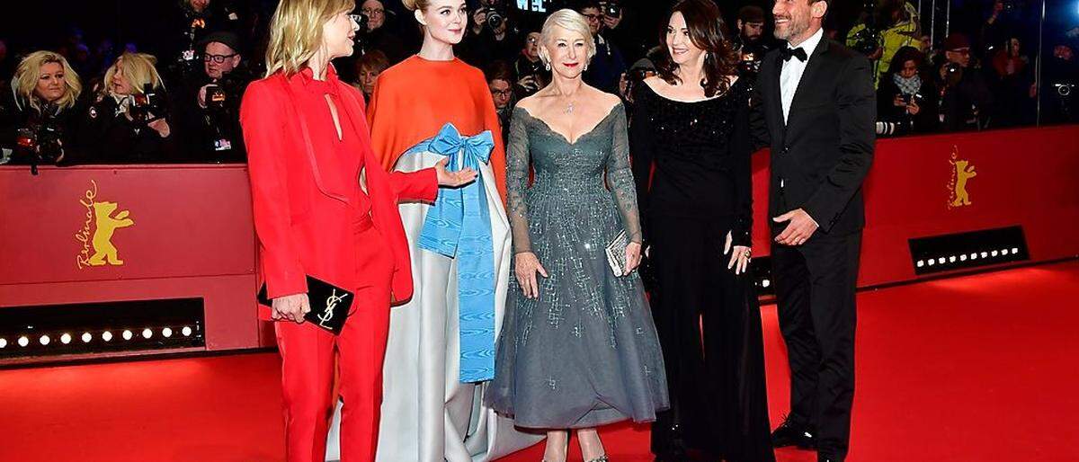 Gute Laune auf dem Roten Teppich: Heike Makatsch, US-Schauspielerin  Elle Fanning, Helen Mirren, Iris Berben und Wotan Wilke Moehring