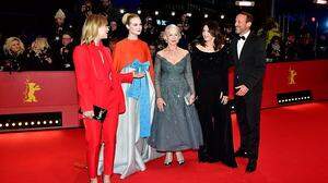 Gute Laune auf dem Roten Teppich: Heike Makatsch, US-Schauspielerin  Elle Fanning, Helen Mirren, Iris Berben und Wotan Wilke Moehring
