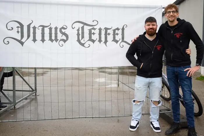 Obmann Stefan Pirker betonte, dass zahlreiche Perchtengruppen in der Region eigene Ausstellungen organisieren. „Wir sind offen für Gruppen, die bei uns ausstellen möchten“, erklärte Pirker und unterstrich damit die Bereitschaft zur Zusammenarbeit mit anderen Perchtenvereinen.  