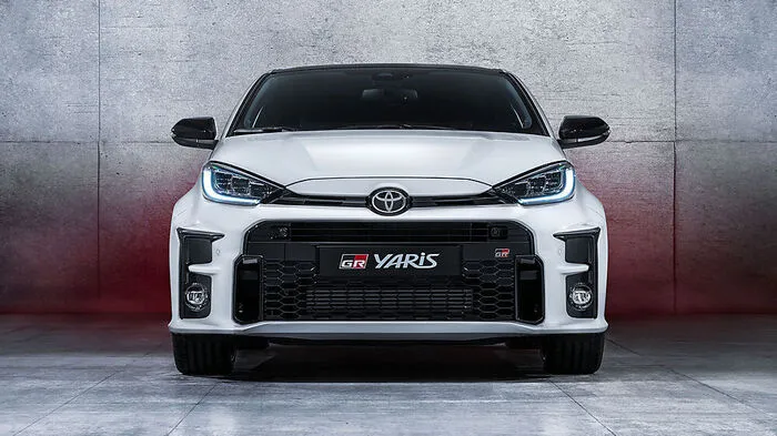 Beim neuen GR Yaris gab es für Toyota kein Halten. Nein, der geht nun wirklich nicht als Kleinwagen durch, den man kurz einmal ins Fitnessstudio geschickt hat. Eigentlich ist er ein ganz eigenständiges Auto, das sich aus dem Knowhow des Rallyeengagements der Japaner speist. Er ist das erste Homologationsmodell seit der Celica im Jahr 1999, das Toyota in zivile Hände gibt.