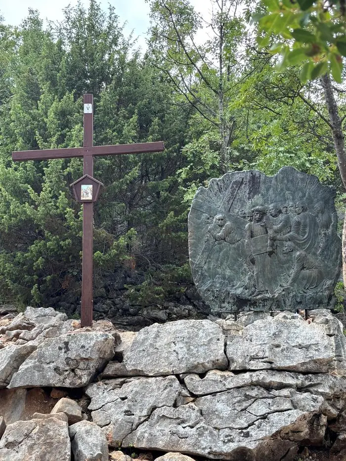 Die 14 Kreuze wurden bei extremster Hitze auf den Berg getragen und aufgestellt. 