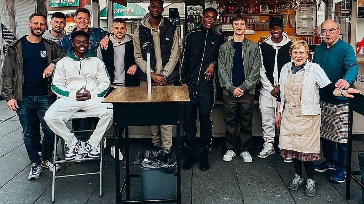 Die Sturm-Spieler beim Würstelstand auf dem Hauptplatz 