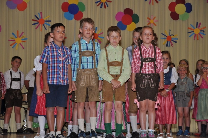 Die Schule hat Partnerschulen in Spanien und Slowenien, entsprechend wurde in verschiedenen Sprachen gesungen.