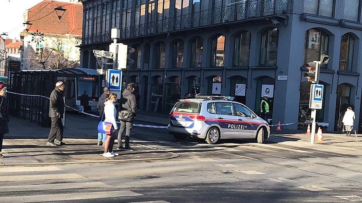 Am Mittwoch hat die Polizei den Südtirolerplatz abgeriegelt - wegen eines Koffers