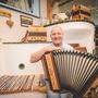 Ernst Strasser – sein Unternehmen in Seiersberg stellt Steirische Harmonikas her und verkauft sie