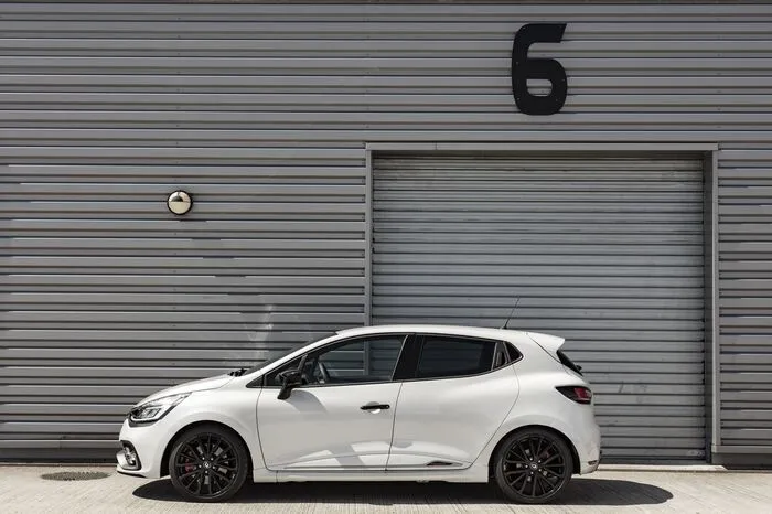 Auch für die neu gestalteten, optionalen 18-Zoll-Leichtmetallräder stand das Showcar Clio R.S.16 Pate.