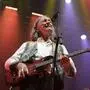 Roger Hodgson, Ex-Sänger der Band Supertramp mit einer Gitarre während eines Auftritts | Roger Hodgson muss seinen ehemaligen Bandmitgliedern weiterhin „ein kleines bisschen“ der Tantieme „geben“