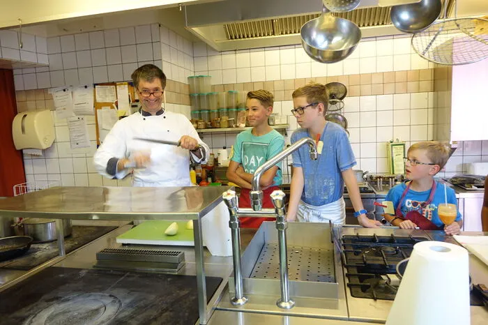 Vor dem Kochen werden noch rasch die Messer geschliffen.