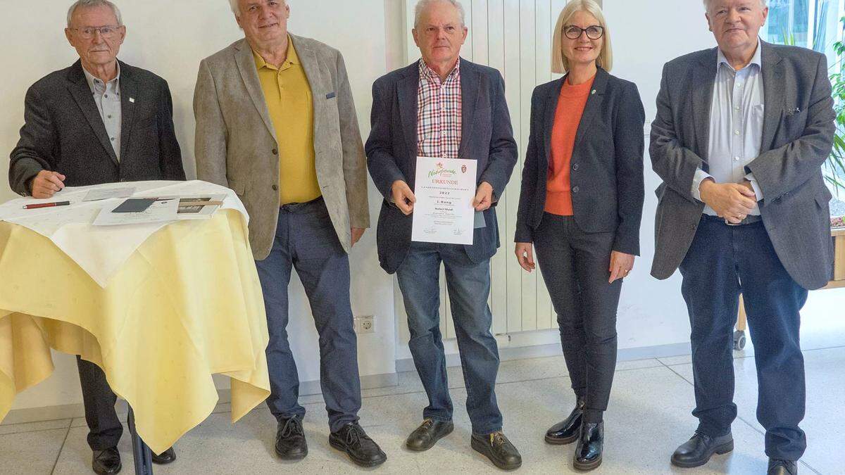 Norbert Mandl (Mitte) mit Ehrengästen und den Spitzen der steirischen Naturfreunde-Fotografen