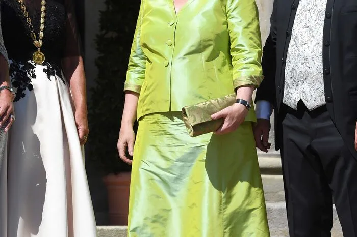 Frau Merkel kam im grünen Kleid. Dass sie ohne ihren Mann erschien war nicht außergewöhnlich. Merkel reiste schon öfter solo an. Hier mit am roten Teppich: Bayreuths Bürgermeisterin Brigitte Merk-Erbe und deren Mann Thomas Erbe.