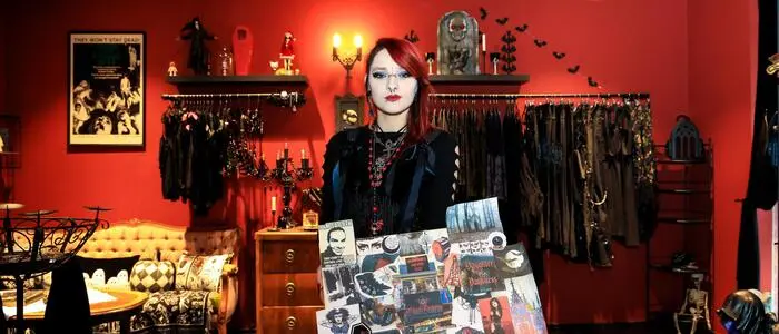 „Red“ Hainzl zeigt ihr Moodboard mit den Inspirationen für den Store. Am 9. Oktober sperrt die „Blutgräfin“ auf
