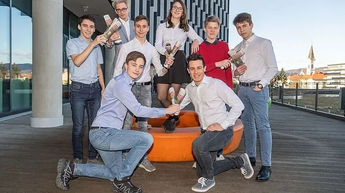 Die acht Schüler der HTL Kapfenberg verbrachten einen Tag im Styria Media Center in Graz