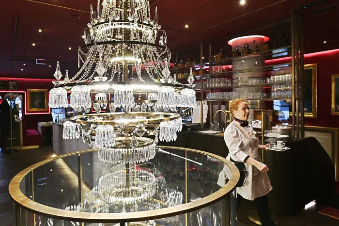 Bei der Einrichtung des Sacher-Eck blieb man sich dennoch treu: Rotes Plüschmobiliar, Marmor und klassische Holzböden sollen vor allem internationale Gäste - denn nur zehn Prozent kommen aus Österreich - in das Cafe locken.