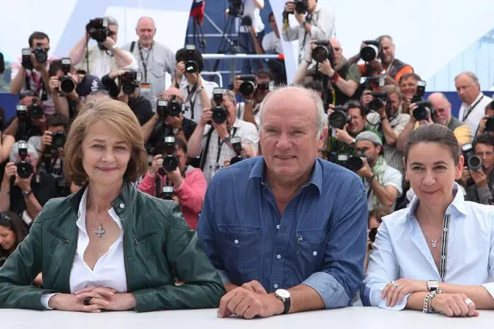 Peter Lindbergh mit Schauspielerin Charlotte Rampling und Regisseurin Angelina Maccarone bei den Filmfestspielen in Cannes im Jahr 2011.