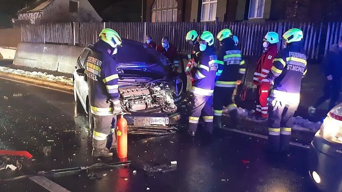 Einer der beiden Lenker musste von der Freiwilligen Feuerwehr St. Michael aus dem Fahrzeug befreit werden