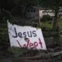 „Jesus wept“-Schild vor Camp Mystic nach der Flutkatastrophe im Juli 2025 | Das christliche Sommerlager Camp Mystic war von den Wassermassen gezeichnet