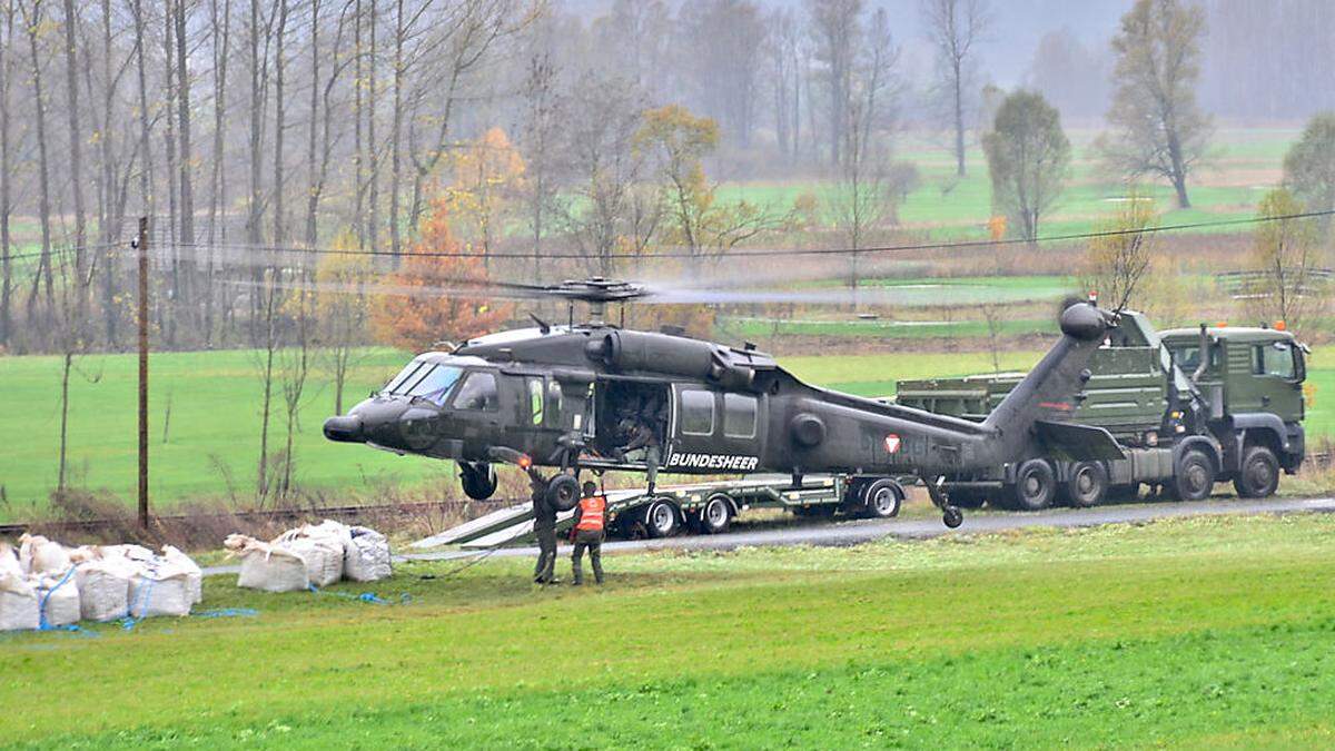 Zwei Hubschrauber lieferten Sandsäcke und Panzersperren