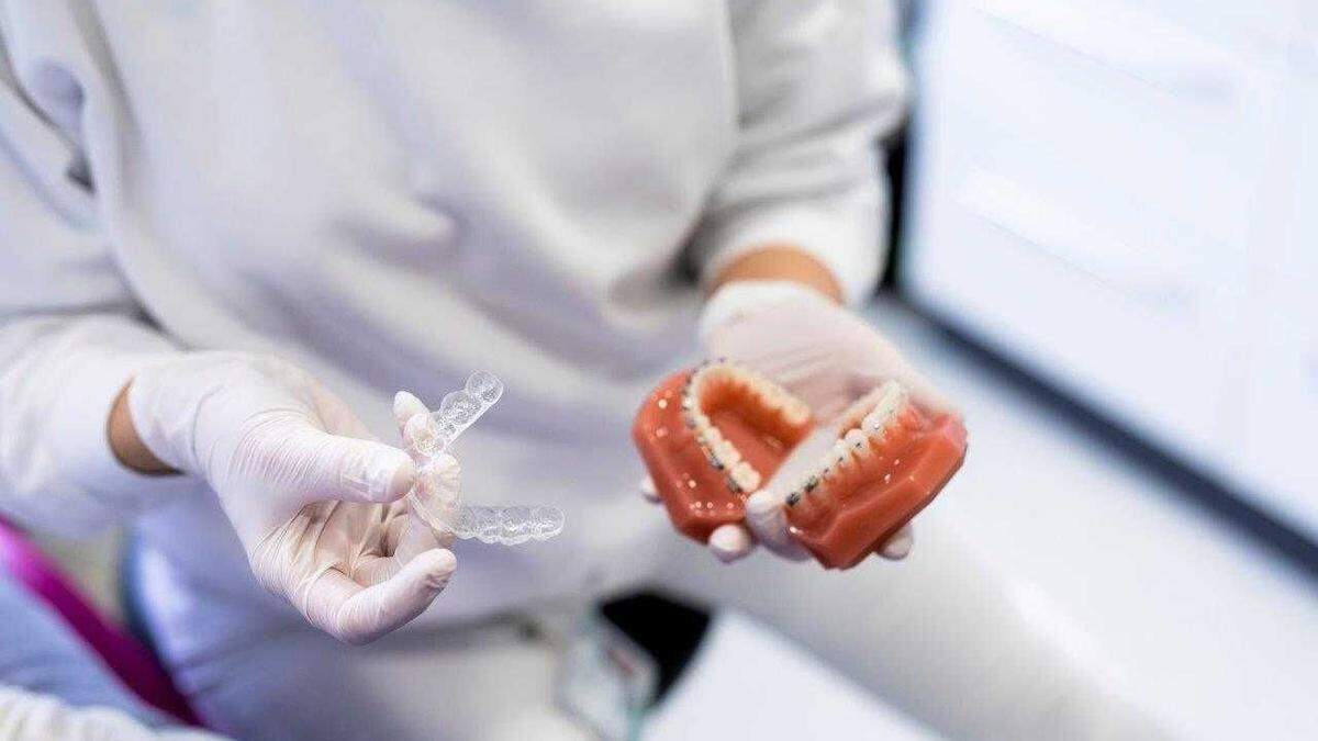Transparente Zahnschienen aus dem Internet sind oft nicht an die individuellen Bedürfnisse der Patienten angepasst