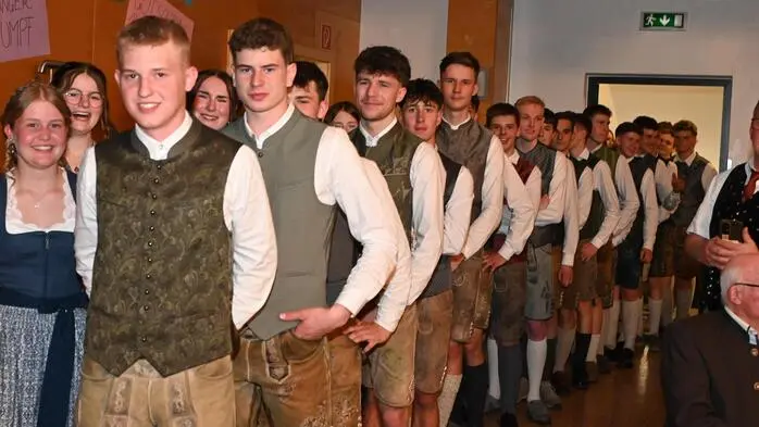 Mit großem Engagemet bereiteten die Schüler den Ball selbst vor: Sie gestalteten die Dekoration, stellten das Buffet zusammen und investierten zahlreiche Stunden in die Tanzproben. „Die Jugendlichen haben mit viel Einsatz gearbeitet und als Team hervorragend funktioniert“, zeigten sich Direktor Sebastian Auernig und Gertrud Wastian erfreut. Unterstützt wurden sie von Robert Kohlenbrein und Stefan Höfferer.