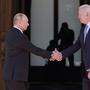 Ein Handschlag zur Einstimmung: Putin und Biden 
