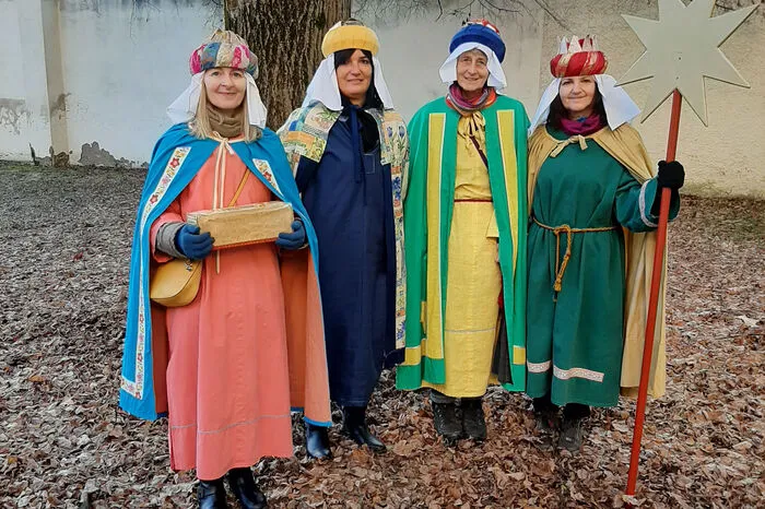 Auch Erwachsene sind für die Sternsingeraktion unterwegs.