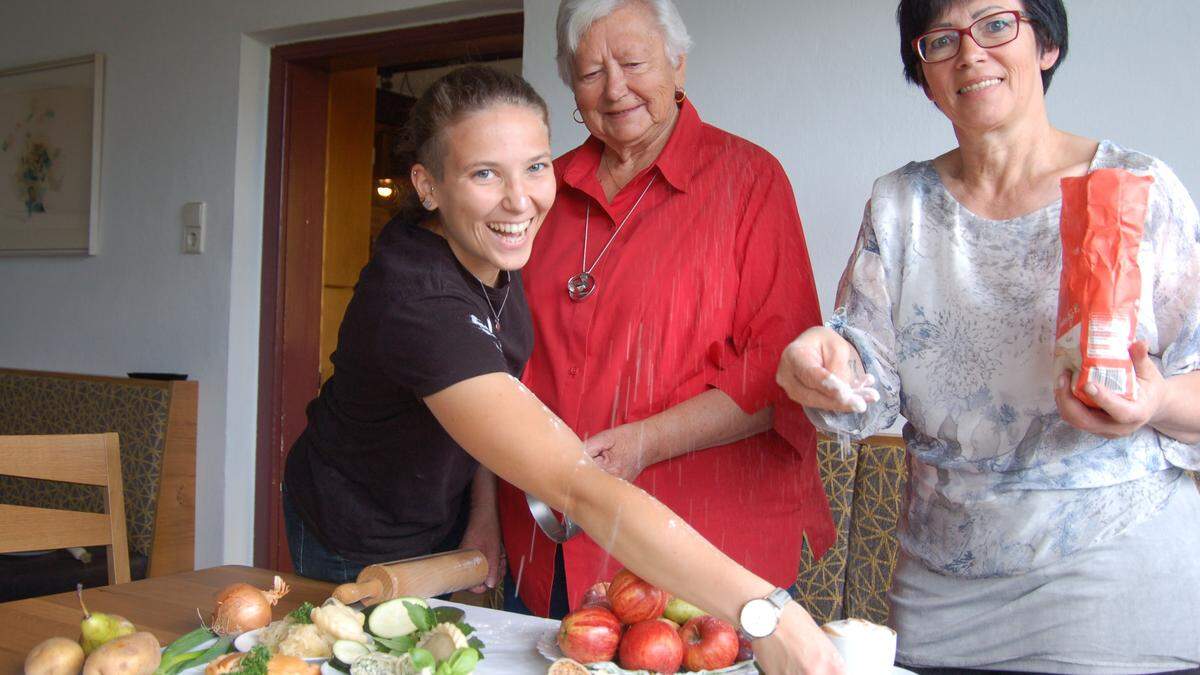 Manuela, Frieda und Elfriede Andritsch bei der Herstellung von Nudeln