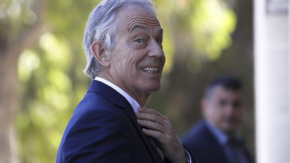 Blairs Erhebung in den höchsten Ritterstand durch die Königin zu Neujahr hat aber zu scharfen neuen Protesten geführt unter seinen Landsleuten