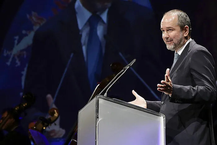 "Es ist die Kunst, die uns zu erkennen hilft, was richtig und was falsch ist, was menschlich geboten und was unmenschlich und zynisch ist", sagte Kulturminister Thomas Drozda in seiner Eröffnungsrede.