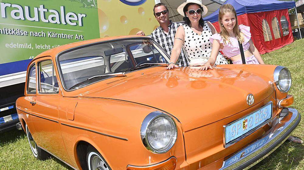 Der Spittaler Autohändler Bruno Naschenweng mit Ehefrau Ina und Tochter Selina sowie dem orangen VW 1600L