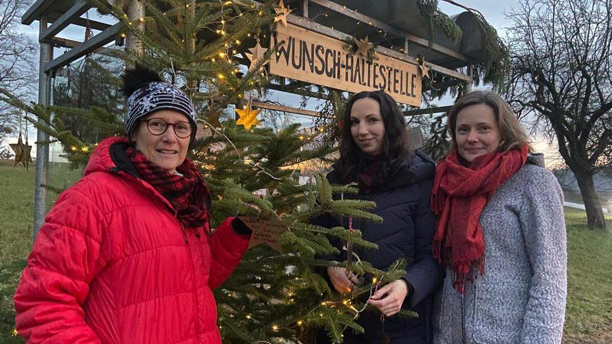 Eva Pieber, Maria Ponhold und Gabi Strobl haben die Wunschhaltestelle ins Leben gerufen