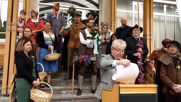 Organisiert wird das Fest alljährlich von der Dorfgemeinschaft in Mühlen. Obmann der Vereinsgemeinschaft ist derzeit Stefan Panzer. Fast alle Vereine beteiligen sich an dem Fest.
