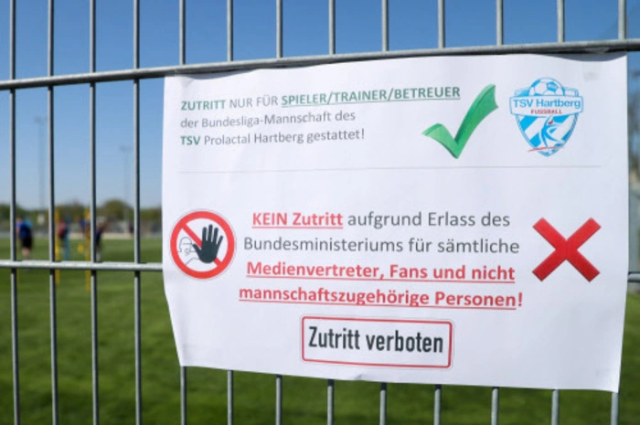 Am Eingang des Trainingsplatzes wurde ein Hinweis aufgehängt