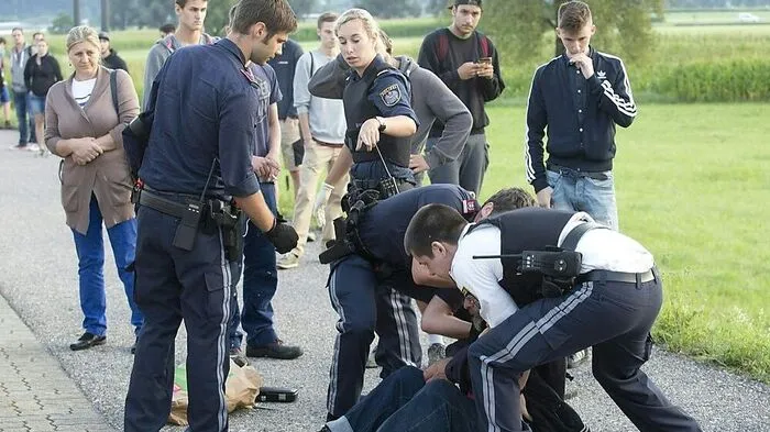 Ein offenbar geistig verwirrter 60-jähriger Deutscher hat am Dienstag, 16. August 2016, in einem Regionalzug in Vorarlberg mit einem Messer auf zwei Fahrgäste eingestochen. 