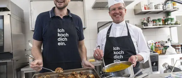 Direktor Lukas Grangl und Weihbischof Johannes Freitag kochten zum Auftakt im Caritas-Marienstüberl