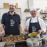Direktor Lukas Grangl und Weihbischof Johannes Freitag kochten zum Auftakt im Caritas-Marienstüberl