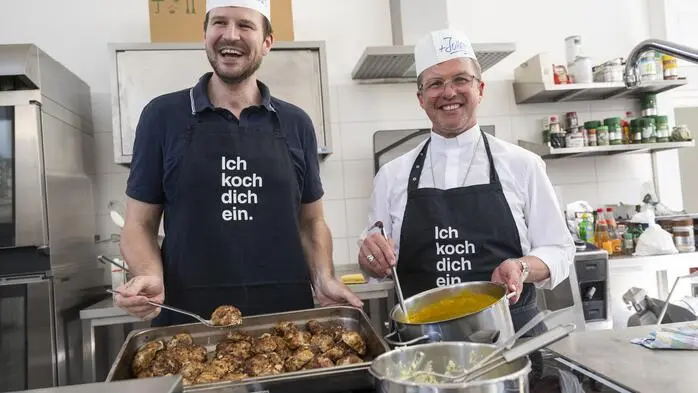Direktor Lukas Grangl und Weihbischof Johannes Freitag kochten zum Auftakt im Caritas-Marienstüberl