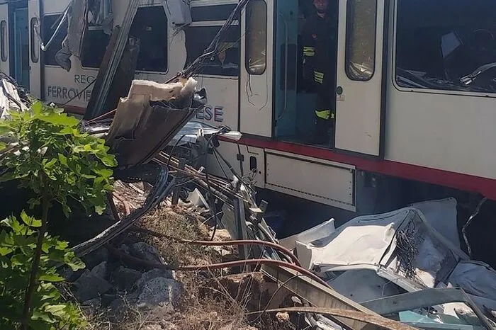Verkehrsminister Graziano Delrio sprach von einer "riesigen Tragödie" und kündigte die Einrichtung einer Untersuchungskommission an.