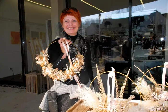 Die künstlerische Bandbreite reichte diesmal von Holz- und Glaserzeugnissen, Metallarbeiten und Modeschmuck, über floristische Dekorationen, verschiedenste Stickereiarbeiten, Keramik, bis zu einzigartige Kerzen.
