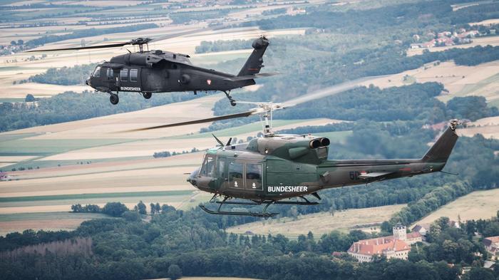 Die Hubschrauber „AB 212“ und „Black Hawk“ starten von Aigen aus