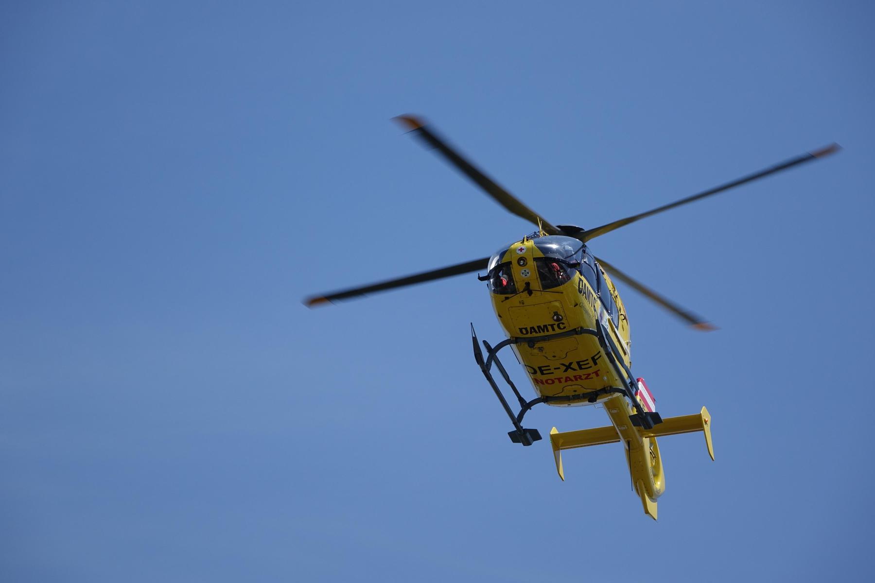 Rettungswagen übersah Radlader: Lenker und Beifahrer schwer verletzt