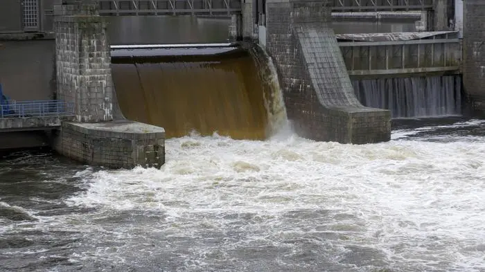 Steht Tschechien die größte Hochwasserkatastrophe der Geschichte bevor Die Ausgangslage hierfür ist enorm besorgniserregend. Ein Vb-Tief wird extreme Regenmengen in Tschechien bringen. Vor allem die Sudeten sind betroffen. Einige Wettermodelle berechnen in 2 Tagen über 400 Liter auf dem Quadratmeter. Die Behörden rechnen mit einem extremen Hochwasser - vergleichbar mit 1997 und 2002. Aus diesem Grund werden seit Tagen Vorkehrungen getroffen. U.a. wurde am Wasserkraftwerk Vrane an der Moldau der Abfluss auf 120 Kubikmeter pro Sekunde erhöht. Große Mengen an Wasser schießen aktuell flussabwärts. Die Pegel der umliegenden Flüsse und auch der Elbe steigen. Zu Ungunsten der Stadt Dresden. Auf Grund der eingestürzten Brücke hoffte di