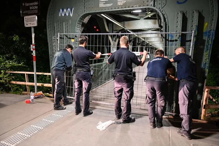 Einige Brücken und Stege gesperrt werden, Wohngebiet sei aber nicht gefährdet. So wurde etwa die Karwendelbrücke in Innsbruck gesperrt. Lesen Sie mehr hier!https://www.kleinezeitung.at/oesterreich/5642838/Tirol_Schwere-Unwetter-Pegel-stiegen-erneut-an