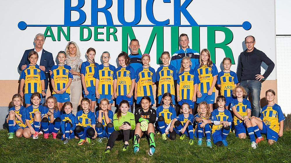 Gemeinsames Gruppenfoto der Mädchenteams des SC Bruck mit Frauenreferentin Jutta Huber und Obmann Andreas Appel (l.)