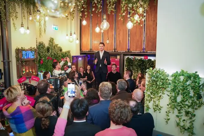 Auch die NEOS Wahlparty ist im vollen Gange. 
