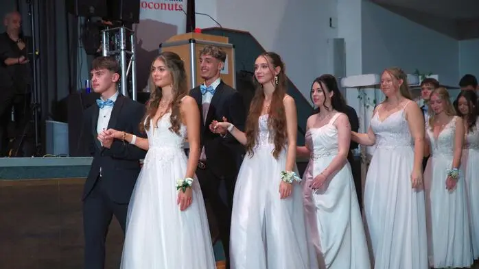 Unter dem Motto „Odyssee – Wir verlassen das B(R)G“ luden die 43 Maturantinnen und Maturanten der 8A und 8B des BG/BRG Leoben I (Altes Gymnasium) zu einer rauschenden und stimmungsvollen Ballnacht in die Kammersäle Donawitz, wobei unzählige Besucherinnen und Besucher dem Aufruf folgten und in den Zauber der griechischen Mythologie und in die Abenteuer des Odysseus eintauchten.