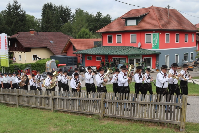 Der Musikverein Haimburg und die FF bildeten einen großen Anteil der Segensprozession.
