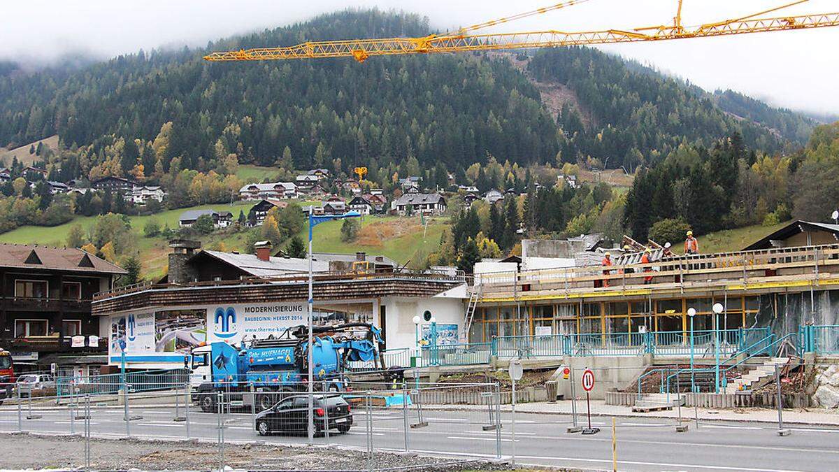 Das Dach der Therme St. Kathrein, das vor dem Winter zu decken ist, ist derzeit die Herausforderung